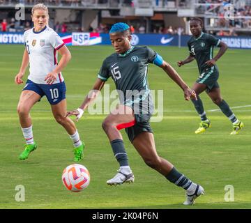 Washington, DC - 6. September 2022: Nigerianischer Mittelfeldspieler RASHEEDAT BUSAYO AJIBADE (15) räumt den Fußball von USWNT-Mittelfeldspieler Lindsey Horan. Stockfoto