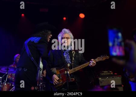 Gstaad, Bern, Schweiz. 9.. September 2022. Mit den US-Country-Legenden Marty Stuart, Carly Pearce, Rhonda Vincent und dem Schweizer Superstar Bastian Baker im Festivalzelt in Gstaad in den Schweizer alpen. Auf der Bühne: Marty Stuart & seine fabelhaften Superlative. Quelle: Armin Berger/Alamy Live News Stockfoto