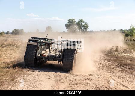 Kiew, Ukraine. 08. September 2022. Evakuierungsroboter Them wird während der Feldtests auf einer staubigen Straße gesehen. Feldtests der Multizweck-Crawler-Drohne Themis der estnischen Firma Milrem Robotics, die vom medizinischen Bataillon „Hospitalers“ für Evakuierungszwecke an der Front verwundete Soldaten eingesetzt werden soll. Der Evakuierungsroboter „Zhuravel“ bestand den ersten Test. Der Roboter wird an vorderster Front eingesetzt, an Orten, an denen es für Mediziner schwierig ist, mit dem Fahrzeug oder zu Fuß zu erreichen. (Foto von Mykhaylo Palinchak/SOPA Images/Sipa USA) Quelle: SIPA USA/Alamy Live News Stockfoto