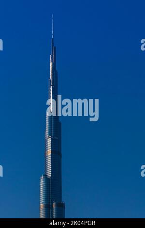 Titel: Dubai, VAE - 11. August 2022: Burj Khalifa Fassade. Stockfoto