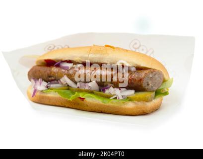 Hot Dog mit Grillwürsten und Salat Stockfoto