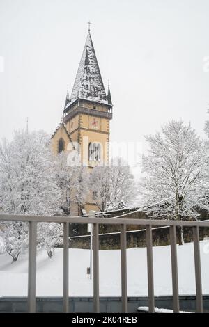 Bardejov, Slowakei. Turm des heiligen Aegidius, Basilika Egidio im Winter. Die Dominante der UNESCO-Stadt Bardejov. Gelegen am Hauptplatz, Radnicne Namestie Stockfoto