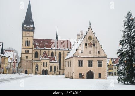 Bardejov, Slowakei. Rathaus und Basilika Saint Aegidius auf dem Hauptplatz der Stadt, genannt Radnicne Namestie. UNESCO-Weltkulturerbe. 13. Jahrhundert. Stockfoto