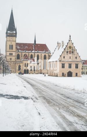 Bardejov, Slowakei. Rathaus und Basilika Saint Aegidius auf dem Hauptplatz der Stadt, genannt Radnicne Namestie. UNESCO-Weltkulturerbe. 13. Jahrhundert. Stockfoto