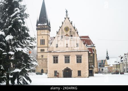 Bardejov, Slowakei. Rathaus und Basilika Saint Aegidius auf dem Hauptplatz der Stadt, genannt Radnicne Namestie. UNESCO-Weltkulturerbe. 13. Jahrhundert. Stockfoto