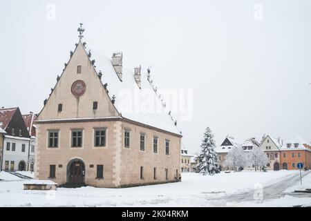 Bardejov, Slowakei. Rathaus der UNESCO-Stadt in der Ostslowakei. Erbaut im gotischen Renaissance-Stil im 16.. Jahrhundert. Heute gibt es ein Geschichtsmuseum. Stockfoto