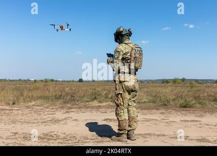 Kiew, Ukraine. 8. September 2022. Ein Drohnenbetreiber startet einen Quadcopter, um den Betrieb eines Evakuierungsroboters während seiner Feldtests zu überwachen. Feldtests der Multizweck-Crawler-Drohne Themis der estnischen Firma Milrem Robotics, die vom medizinischen Bataillon ''Hospitalers'' für Evakuierungszwecke an der Front verwundete Soldaten eingesetzt werden. Der Evakuierungsroboter ''Zhuravel'' bestand den ersten Test. Der Roboter wird an vorderster Front eingesetzt, an Orten, an denen es für Mediziner schwierig ist, mit dem Fahrzeug oder zu Fuß zu erreichen. (Bild: © Mykhaylo Palinchak/SOPA Bilder via ZUMA Press WI Stockfoto