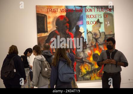 Jenny Holzer, Lady Pink. „Vertrauen Sie Visionen, die keine Eimer Blut enthalten.“ 1983-84. Das Bild basiert auf einem Bild der Dokumentarfotografin Susan Meiselas, die während des bewaffneten Konflikts, der die Nation in der zweiten Hälfte des 20. Jahrhunderts jahrzehntelang durchlebte, in Nicaragua intensiv arbeitete. Stockfoto