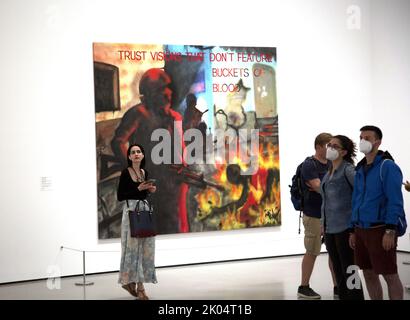 Jenny Holzer, Lady Pink. „Vertrauen Sie Visionen, die keine Eimer Blut enthalten.“ 1983-84. Das Bild basiert auf einem Bild der Dokumentarfotografin Susan Meiselas, die während des bewaffneten Konflikts, der die Nation in der zweiten Hälfte des 20. Jahrhunderts jahrzehntelang durchlebte, in Nicaragua intensiv arbeitete. Stockfoto