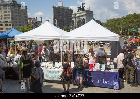 Buchmesse für kleine Verlage auf den Stufen der Brooklyn Public Library am Grand Army Plaza in Brooklyn, NY. Stockfoto