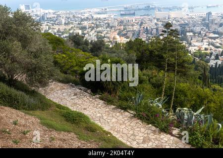 Haifa, Israel, 26. Juni 2022 : Blick von der Louis-Promenade auf dem Berg Carmel auf den Bahai-Tempel, die Innenstadt und den Hafen von Haifa in Israel Stockfoto
