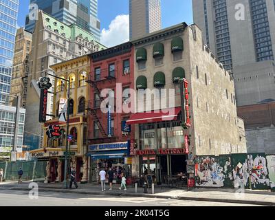 In der 8. Avenue befinden sich immer noch ältere Gebäude, in denen sich das Playwright Restaurant und Irish Bar & Grill im Viertel Hell's Kitchen in Manhattan, NYC, befinden. Stockfoto