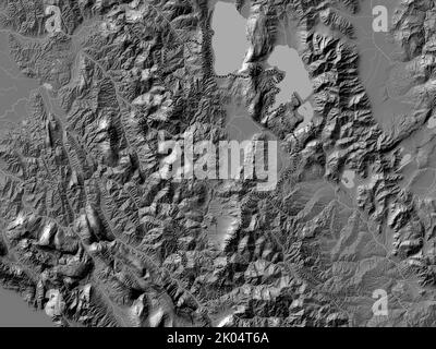 Korce, Grafschaft Albanien. Bilevel-Höhenkarte mit Seen und Flüssen Stockfoto