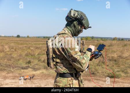 Kiew, Ukraine. 8. September 2022. Ein Drohnenbetreiber startet einen Quadcopter, um den Betrieb eines Evakuierungsroboters während seiner Feldtests zu überwachen. Feldtests der Multizweck-Crawler-Drohne Themis der estnischen Firma Milrem Robotics, die vom medizinischen Bataillon ''Hospitalers'' für Evakuierungszwecke an der Front verwundete Soldaten eingesetzt werden. Der Evakuierungsroboter ''Zhuravel'' bestand den ersten Test. Der Roboter wird an vorderster Front eingesetzt, an Orten, an denen es für Mediziner schwierig ist, mit dem Fahrzeug oder zu Fuß zu erreichen. (Bild: © Mykhaylo Palinchak/SOPA Bilder via ZUMA Press WI Stockfoto