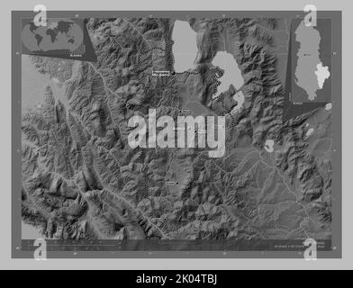 Korce, Grafschaft Albanien. Höhenkarte in Graustufen mit Seen und Flüssen. Orte und Namen der wichtigsten Städte der Region. Zusätzliche Position der Ecke Stockfoto