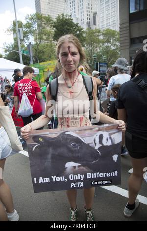 Veganer und andere Aktivisten kommen zu einem jährlichen Tierrechtsmarsch am Broadway in Manhattan, New York City. Stockfoto