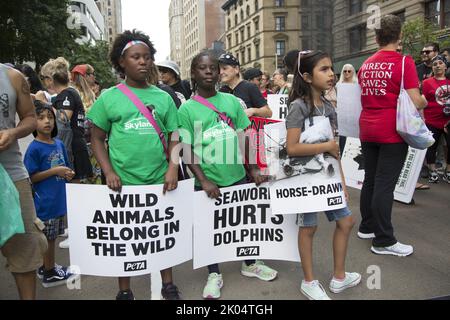 Veganer und andere Aktivisten kommen zu einem jährlichen Tierrechtsmarsch am Broadway in Manhattan, New York City. Stockfoto