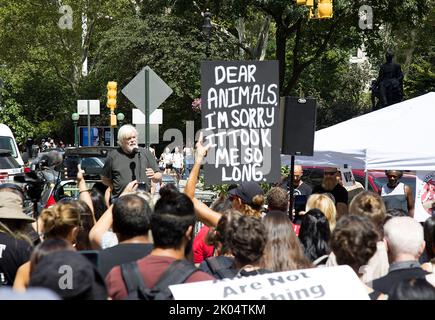 Veganer und andere Aktivisten kommen zu einem jährlichen Tierrechtsmarsch am Broadway in Manhattan, New York City. Stockfoto