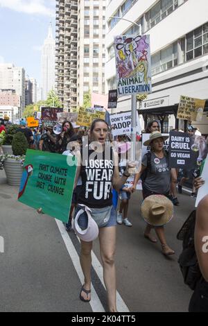 Veganer und andere Aktivisten kommen zu einem jährlichen Tierrechtsmarsch am Broadway in Manhattan, New York City. Stockfoto