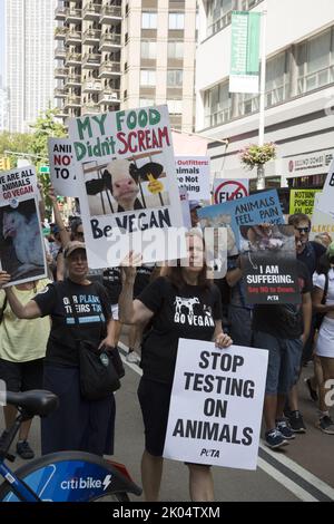 Veganer und andere Aktivisten kommen zu einem jährlichen Tierrechtsmarsch am Broadway in Manhattan, New York City. Stockfoto