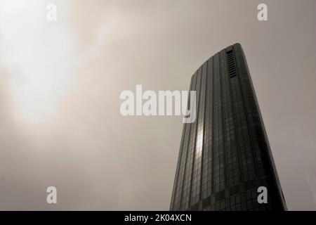 Low Angle View of Modern Skyscraper Against Cloudy Sky, Boston, Massachusetts, USA Stockfoto