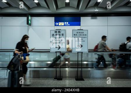 Hongkong, China. 7. September 2022. Die Ankünfte gehen nach der Landung auf dem Internationalen Flughafen Hongkong zu den Pandemiekontrollzonen des Flughafens. Während Länder auf der ganzen Welt die Quarantänepolitik nach zwei Jahren der Pandemie lockerten, kündigte die Regierung Hongkongs an, die COVID-19-Quarantänerichtlinie ab dem 12. August 2022 zu lockern, wird die Hotelquarantäne für Ankünfte aus dem Ausland von 7 auf 3 Tage reduziert. Nach vier Tagen ärztlicher Überwachung zu Hause oder in einer anderen Unterkunft sollten Ankünfte mit PCR und RATTEN-Tests getestet werden, sobald sie die Grenze überqueren. (Bild: © Alex Cha Stockfoto