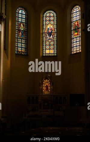 Buntglasfenster, das zentrale Fenster zeigt die Himmelfahrt der Jungfrau Maria. Blumental Kirche in Bratislava, Slowakei. Stockfoto