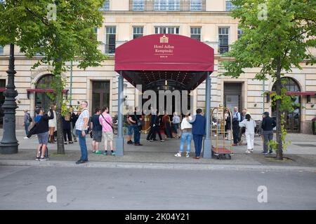 Ankündigung zur Anja Gockel Fashion Show S23 'Move On' auf der Berlin Fashion Week Frühjahr/Sommer 2023 im Hotel Adlon Kempinski. Berlin, 06.09.2022 Stockfoto