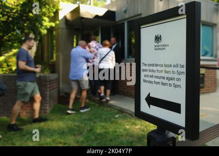 Washington DC, USA. 09. September 2022. Well-Wisher melden sich bei der britischen Botschaft an, um das Kondolenzbuch für Königin Elizabeth II. Zu unterzeichnen Quelle: Philip Yabut/Alamy Live News Stockfoto