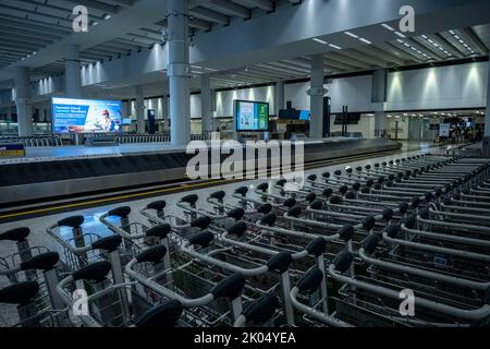 Hongkong, China. 7. September 2022. Innenansicht des Gepäckausgabebereichs im Internationalen Flughafen Hongkong. Während Länder auf der ganzen Welt die Quarantänepolitik nach zwei Jahren der Pandemie lockerten, kündigte die Regierung Hongkongs an, die COVID-19-Quarantänerichtlinie ab dem 12. August 2022 zu lockern, wird die Hotelquarantäne für Ankünfte aus dem Ausland von 7 auf 3 Tage reduziert. Nach vier Tagen ärztlicher Überwachung zu Hause oder in einer anderen Unterkunft sollten Ankünfte mit PCR und RATTEN-Tests getestet werden, sobald sie die Grenze überqueren. (Bild: © Alex Chan Tsz Yuk/SOPA Bilder via Z Stockfoto