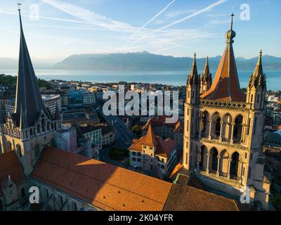 August 22. 2022, Lausanne, Schweiz. Eine Drohnenaufnahme der Kathedrale von Lausanne und des majestätischen Genfer Sees bei Sonnenaufgang. Stockfoto