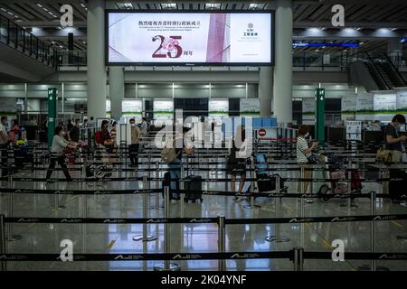 Hongkong, China. 7. September 2022. Die Ankünfte stehen für Shuttlebusse zu den Quarantänehotels am internationalen Flughafen Hongkong an. Während Länder auf der ganzen Welt die Quarantänepolitik nach zwei Jahren der Pandemie lockerten, kündigte die Regierung Hongkongs an, die COVID-19-Quarantänerichtlinie ab dem 12. August 2022 zu lockern, wird die Hotelquarantäne für Ankünfte aus dem Ausland von 7 auf 3 Tage reduziert. Nach vier Tagen ärztlicher Überwachung zu Hause oder in einer anderen Unterkunft sollten Ankünfte mit PCR und RATTEN-Tests getestet werden, sobald sie die Grenze überqueren. (Bild: © Alex Chan Tsz Yuk/SOP Stockfoto