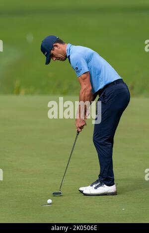 Virginia Water, Großbritannien. 08. September 2022. Billy Horschel (USA) legt während der BMW PGA Championship 2022 Tag 1 im Wentworth Club, Virginia Water, Großbritannien, 8.. September 2022 (Foto von Richard Washbrooke/News Images) in Virginia Water, Großbritannien am 9/8/2022, das Grün 18. an. (Foto von Richard Washbrooke/News Images/Sipa USA) Quelle: SIPA USA/Alamy Live News Stockfoto