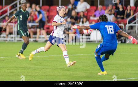 Washington, DC - 6. September: 2022 USWNT-Stürmer Megan Rapinoe (15) läuft auf Torhüter CYNTHIA NNADOZIE CHIAMAKA (16)(Tavan Smith) Stockfoto