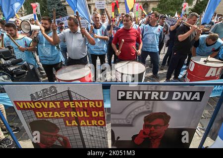 Bukarest, Rumänien - 09. September 2022: Gewerkschafter von Alro Slatina, dem größten Aluminiumhersteller in Mittel- und Osteuropa, protestieren gegen Blami Stockfoto