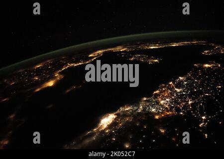 Erdatmosphäre. 31. August 2022. Diese Nachtaufnahme der Internationalen Raumstation (ISS), die sich 261 Meilen über der Erde umkreiste, blickt über das Mittelmeer von Nordafrika bis Südeuropa. Die Lichter der Städte Algier, Algerien, Tunis und Tunesien markieren die Nordküste Afrikas von unten in der Mitte nach oben rechts. Von ganz links bestimmen die Lichter des Stadtstaates Monaco bis Neapel, Italien, die Küsten Südeuropas. Die französische Insel Korsika und die italienische Insel Sardinien sind ebenfalls abgebildet. Die ISS umkreist die Erde alle 90 Minuten und bewegt sich mit einer Fahrzeit von etwa 17 Minuten Stockfoto