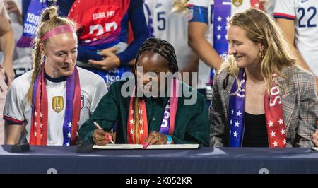 Washington, DC - 6,2022. September: USWNT Becky Saurbrunn, Crystal Dunn und Sam Mew unterzeichnen das historische CBA-Abkommen. (Tavan Smith) Stockfoto