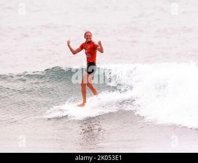 San Clemente, Kalifornien, USA. 8. September 2022. STEPHANIE GILMORE aus Australien feiert ihren Sieg beim Rip Curl WSL Finale in Lower Trestles, San Clemente. (Bild: © Jon Gaede/ZUMA Press Wire) Bild: ZUMA Press, Inc./Alamy Live News Stockfoto