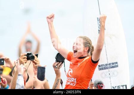 San Clemente, Kalifornien, USA. 8. September 2022. STEPHANIE GILMORE aus Australien feiert ihren Sieg beim Rip Curl WSL Finale in Lower Trestles, San Clemente. (Bild: © Jon Gaede/ZUMA Press Wire) Bild: ZUMA Press, Inc./Alamy Live News Stockfoto