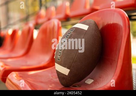 American Football Ball auf der Tribüne des Stadions Stockfoto