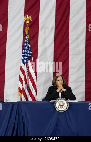 Houston, Texas, USA. 9.. September 2022. Die US-Vizepräsidentin KAMALA HARRIS hört einem Redner zu, als sie am 9. September 2022 eine neue Sitzung des National Space Council im NASA-Mock-up-Labor südlich von Houston leitet. Harris steht vor einem Modell der Internationalen Raumstation. Kredit: Bob Daemmrich/Alamy Live Nachrichten Stockfoto