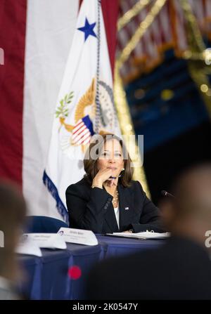 Houston, Texas, USA. 9.. September 2022. US-Vizepräsidentin KAMALA HARRIS leitet eine Sitzung des National Space Council im NASA-Mock-up-Labor südlich von Houston. ©Bob Daemmrich Stockfoto