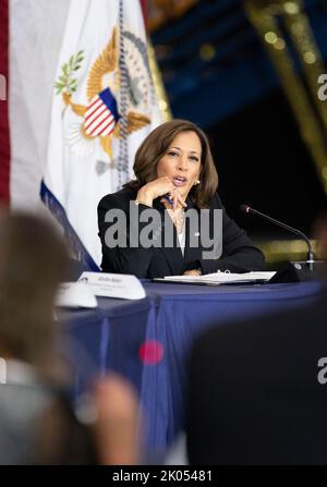 Houston, Texas, USA. 9.. September 2022. US-Vizepräsidentin KAMALA HARRIS leitet eine Sitzung des National Space Council im NASA-Mock-up-Labor südlich von Houston. ©Bob Daemmrich Stockfoto