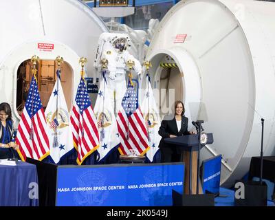 Houston, Texas, USA. 9.. September 2022. Die US-Vizepräsidentin KAMALA HARRIS spricht mit Mitarbeitern der National Aeronautics and Space Administration (NASA), während sie ein Treffen des National Space Council im NASA-Mock-up Lab südlich von Houston leitet. Harris steht vor einem Modell der Internationalen Raumstation. Kredit: Bob Daemmrich/Alamy Live Nachrichten Stockfoto