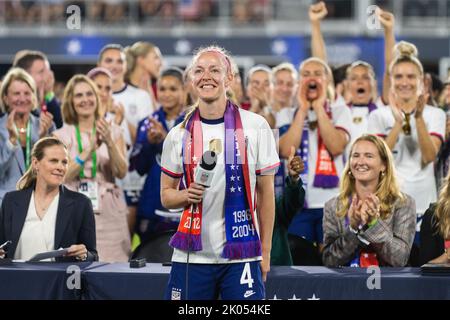 Washington, DC - 6,2022. September: Der USWNT-Verteidiger Becky Sauerbrunn (4) hält eine Rede, bevor er das CBA-Abkommen unterzeichnet. (Tavan Smith) Stockfoto