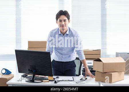 Chinesische Kleinunternehmen Besitzer läuft Online-Shop Stockfoto