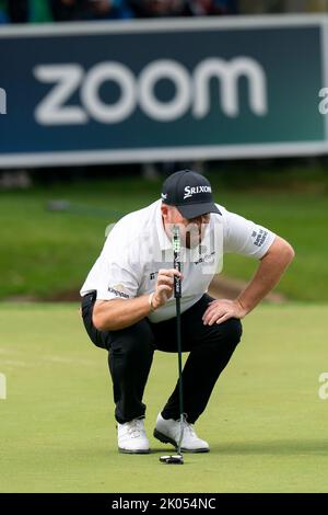 Virginia Water, Großbritannien. 08. September 2022. Shane Lowry (IRL) legt während der BMW PGA Championship 2022 Tag 1 im Wentworth Club, Virginia Water, Großbritannien, 8.. September 2022 (Foto von Richard Washbrooke/News Images) in Virginia Water, Großbritannien, am 9/8/2022 einen Put auf den 18. Green an. (Foto von Richard Washbrooke/News Images/Sipa USA) Quelle: SIPA USA/Alamy Live News Stockfoto