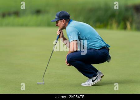 Virginia Water, Großbritannien. 08. September 2022. Justin Rose (eng) legt während der BMW PGA Championship 2022 Tag 1 im Wentworth Club, Virginia Water, Großbritannien, 8.. September 2022 (Foto von Richard Washbrooke/News Images) in Virginia Water, Großbritannien am 9/8/2022 einen Putt auf dem 18. Green an. (Foto von Richard Washbrooke/News Images/Sipa USA) Quelle: SIPA USA/Alamy Live News Stockfoto