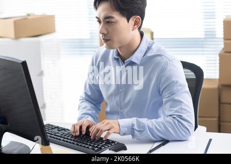 Chinesische Kleinunternehmen Besitzer läuft Online-Shop Stockfoto