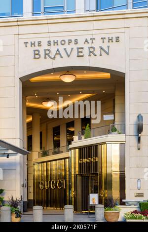 Bellevue, WA, USA - 08. September 2022; The Shops at the Bravern Luxury Torbogen and Gucci Store Stockfoto